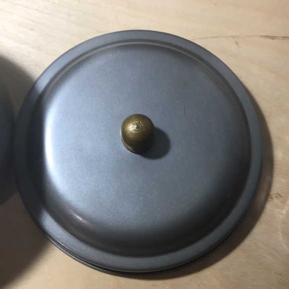 2 round metal containers - Picture 7 of 8